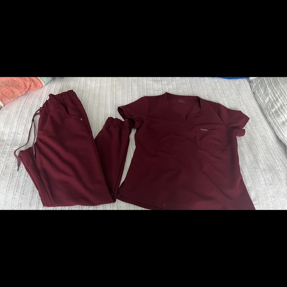 Jaanuu Scrubs Burgundy.